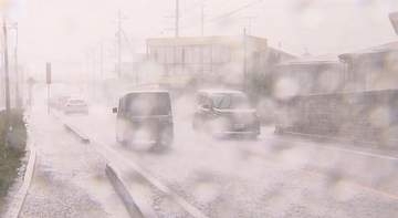 歩道がくるぶしの高さまで冠水　長野県内で“ゲリラ雷雨”　13日夜遅くにかけ大気が非常に不安定　雷を伴った激しい雨が降る所も　低地の浸水・河川の増水に注意