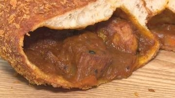 カリカリ生地の中にカレーたっぷり　ブランド豚肉を使用「新カレーパン」　豊丘村の道の駅の新たな名物に