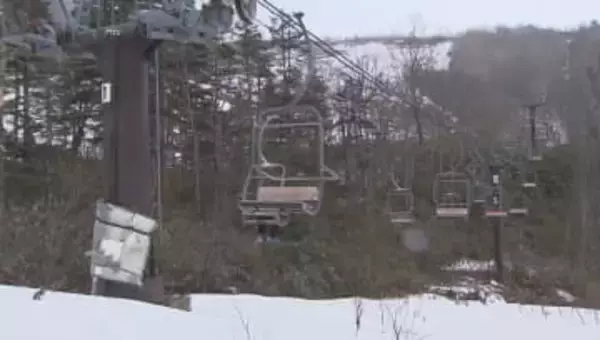 リフトで宙づり15分間、17メートル先まで…22歳女性が死亡した事故　リュックのバックルが挟まり引きずられる　死因は「窒息を原因とする低酸素脳症」　長野・小谷村のスキー場
