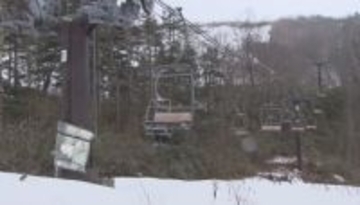 リフトで宙づり17m先まで…救助には15分　22歳女性が死亡した事故　リュックのバックルが挟まり引きずられる　死因は「窒息を原因とする低酸素脳症」　長野・小谷村のスキー場