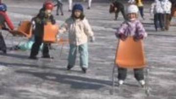 60年以上続く伝統の「校庭リンク」で初滑り　小学生がスケート授業　2年生「滑れば滑るほどうまくなれて、どんどん楽しくなってくる」