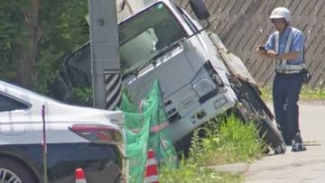 高所作業車が自然発車　67歳男性が死亡　高所作業車と用水路の間に挟まれる　長野・佐久市