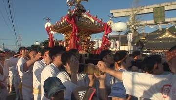 神輿が街を練り歩く　子供たちはキャラクター神輿を可愛く　大人は江戸神輿を豪快に　湯島天満宮の分社で例大祭
