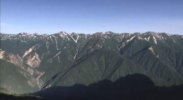北アルプス水晶岳で身元不明の遺体を長野県警のヘリが発見　雪渓上に倒れている状態　赤色ヤッケ、黒色ズボンを身に着ける　付近では男性が行方不明　警察が身元の確認進める