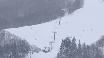 リフトで宙づりに　22歳女性が死亡　リュックのバックルが挟まったか　「リュックは前に抱えるか横に置く」他のスキー場で注意喚起の動き