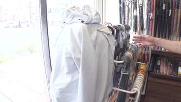 傘さし運転“青切符”で需要増「バッグごと着られるカッパ」　梅雨時の“味方”創業111年の「防水布」専門店　「傘」に「防水の通学かばん」、紫外線対策「子供用の晴雨兼用傘」など豊富な品ぞろえ