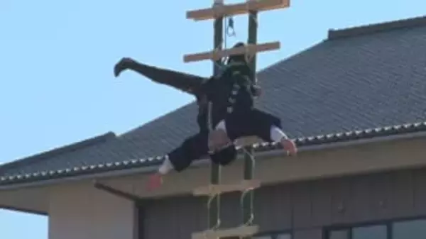 「迫力があって興奮」高さ約8ｍ『はしご乗り』大技を披露　長野県上田市で「消防出初式」　今年1年の地域の安全を願う