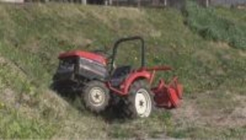 トラクターが2ｍ転落　81歳男性が死亡　農作業に行く途中、道路から休耕地に転落　長野・茅野市