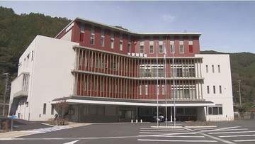 川の深みにはまった子供を助けようとして転落か　キャンプに訪れていた東京と名古屋の50代男性が溺れかける　病院に搬送もけがは無し