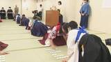 「はかま姿で熱戦　着物に親しんでもらおうと小学生から大学生までが参加した「かるた大会」　優勝者には着物を贈呈」の画像1
