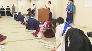 はかま姿で熱戦　着物に親しんでもらおうと小学生から大学生までが参加した「かるた大会」　優勝者には着物を贈呈