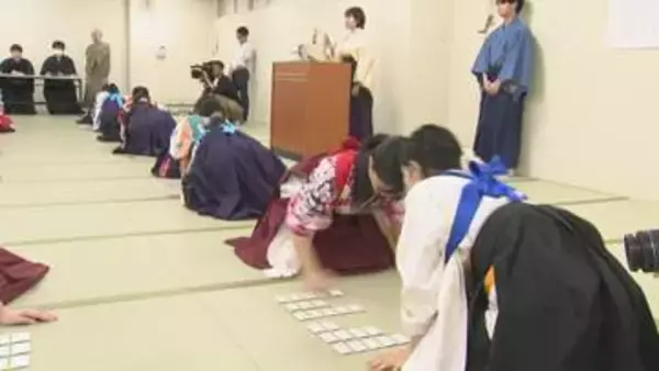 はかま姿で熱戦　着物に親しんでもらおうと小学生から大学生までが参加した「かるた大会」　優勝者には着物を贈呈