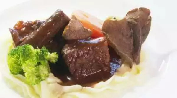 「ほっこりしていただけるような味に」　半世紀前の創業当時のビーフシチューを復活　昔の味を再現しつつ現代風のアレンジも　八ヶ岳山麓のホテルのレストラン　信州牛を使い新たな名物メニューに
