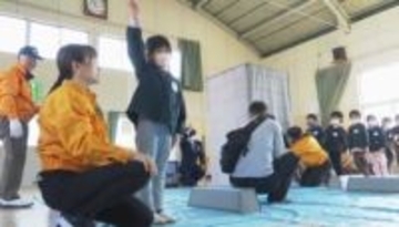 もうすぐ1年生「横断歩道は手を挙げ左右確認」　長野・小諸市で年長さん対象に「交通安全教室」