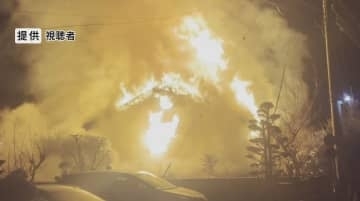 「建物が燃えている」午前5時過ぎに通報　住宅1棟が全焼　隣の住宅にも延焼　長野・岡谷市