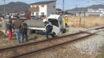 トラックと列車が衝突　遮断機や警報機がない踏切　上田電鉄別所線は約2時間半にわたり全線で運転見合わせ