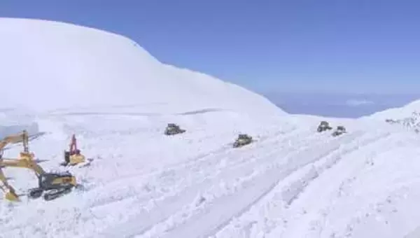 「立山黒部アルペンルート」で除雪作業進む　標高約2500ｍの富山県の室堂　「10ｍを超える雪の壁を間近で見て触って」　4月15日に全線開通