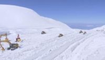 「立山黒部アルペンルート」で除雪作業進む　標高約2500ｍの富山県の室堂　「10ｍを超える雪の壁を間近で見て触って」　4月15日に全線開通