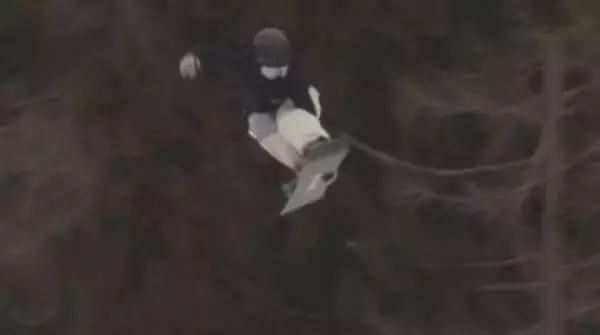 オリンピック効果も！スノーボーダーがジャンプ台で技に挑戦　3連休最終日、スキー場にぎわう　22日は今季最多の約1100人が来場　長野・山ノ内町