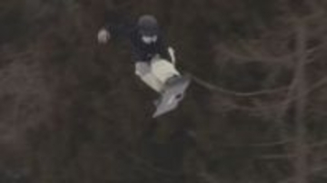 オリンピック効果も！スノーボーダーがジャンプ台で技に挑戦　3連休最終日、スキー場にぎわう　22日は今季最多の約1100人が来場　長野・山ノ内町