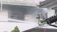 飯田市の住宅街で火事　住宅兼事務所の2階部分から出火か