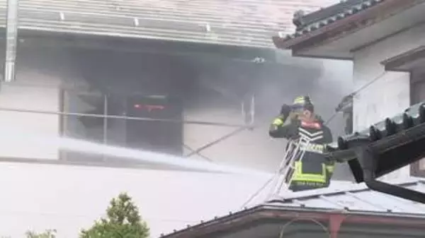 飯田市の住宅街で火事　住宅兼事務所の2階部分から出火か