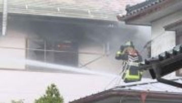 飯田市の住宅街で火事　住宅兼事務所の2階部分から出火か