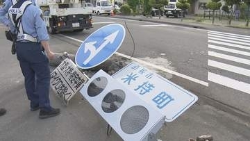 車が信号機の柱に衝突　助手席の男性が意識不明の重体　運転の女性も搬送　長野県須坂市の国道