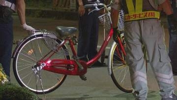 89歳男性が死亡　車が道路を横断中の男性と自転車をはねる　病院に搬送も外傷性ショックで死亡確認　車の75歳会社役員の女性にけがなし　現場は信号機や横断歩道のない県道　長野・佐久市
