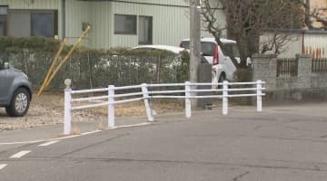 車がガードパイプに衝突　42歳の娘が運転　後部座席の69歳の母親が死亡　現場は緩いカーブ