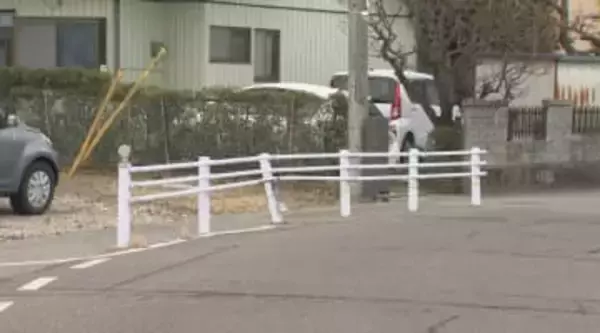 車がガードパイプに衝突　42歳の娘が運転　後部座席の69歳の母親が死亡　現場は緩いカーブ