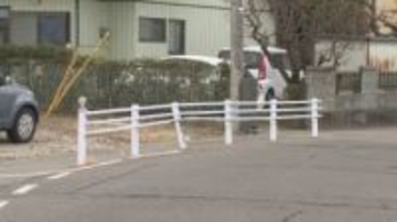 車がガードレールに衝突　42歳の娘が運転　後部座席の69歳の母親が死亡　現場は緩いカーブ