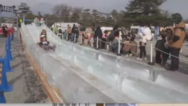 松本城に「氷の滑り台」　子どもたちが歓声　恒例の氷彫フェスティバル会場にお目見え　25日朝までは氷の彫刻を制作