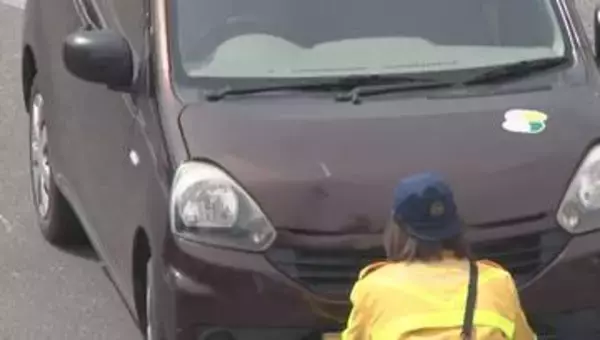 0歳の赤ちゃんを抱いた母親が車にはねられる　赤ちゃんは頭蓋骨骨折　親子とも重傷　横断歩道を渡っていたところ…運転の81歳女を過失運転致傷の疑いで現行犯逮捕