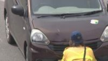 0歳の赤ちゃんを抱いた母親が車にはねられる　母親は重傷、赤ちゃんは顔を擦りむくけが　運転の81歳女を現行犯逮捕　横断歩道を渡っていたところ…信号機がある十字路交差点　過失運転致傷の疑い　長野・塩尻市