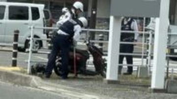 右折の中型トラックと直進の原付バイクが衝突　49歳男性が重傷　国道の交差点で事故　双方とも信号は青　長野・箕輪町