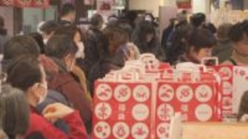 県内最大級「イオンモール須坂」の初売り大盛況　福袋求め多くの客　60周年「ながの東急百貨店」も朝から長い列