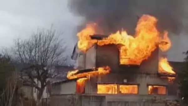 「家が燃えている」　2階建ての住宅を焼く火災　現場から1人の遺体を発見　住人の男性と連絡取れず