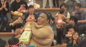 赤ちゃんも土俵入り　御嶽海の“高い高い”に感動　出羽海部屋の木曽合宿で初　0歳～2歳の40人「お相撲さんからパワーもらった」　名古屋場所は7月12日が初日、御嶽海は「西前頭十一枚目」