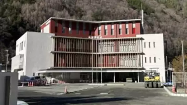 リニア中央新幹線・中央アルプストンネル工事現場で作業中に29歳の会社員がけが　牽引車と荷台の間に左足首を挟む　左足首靭帯損傷の模様