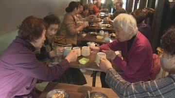 おしゃべりに食事も　「シニア食堂」が盛況　人の輪を広げて「孤立」防ぐ　長野・小諸市