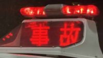 店舗に車突っ込む　78歳女性が運転　アクセルとブレーキを踏み間違えたか