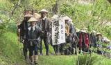 「中学生も活躍　かつて日本海の幸を内陸に運んだ旧街道を歩く「塩の道祭り」　約2700人が参加　昔の旅人に思いを馳せ心地よい汗流す」の画像1