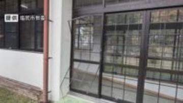 クマに小中学校の窓が壊される　足跡がポツポツと　発見に至らず　保護者「外で遊ばないよう注意する」　学校では部活動や屋外活動を控える　長野・塩尻市