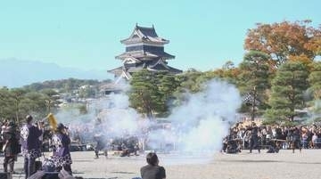 城跡に響く轟音　思わず耳をふさぐ人も　秋晴れの松本城で「古式砲術演武」　約30人が国宝の天守を背景に火縄銃を撃つ