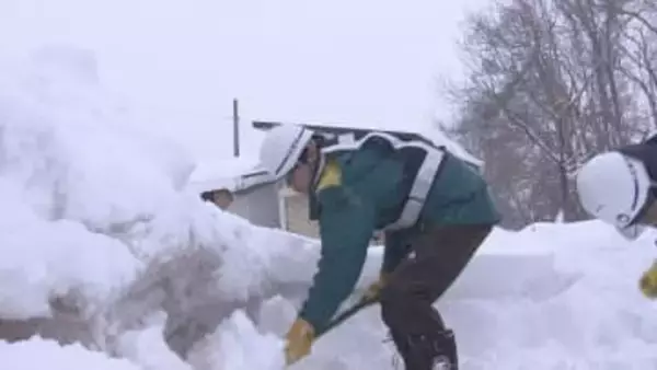 【真冬の総選挙】豪雪地で苦慮　スノーリゾート地では「立会人」の確保が課題…多くの住民が繁忙期　ポスター掲示場設置で雪かきに追われる　長野・白馬村