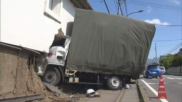 トラックが土蔵に突っ込む　国道で軽自動車と衝突　トラック運転の20代男性を搬送　長野・坂城町