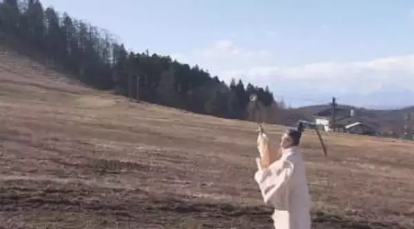 「雪よ、降れー」　ゲレンデに池の水をまいて降雪を祈る　戸隠スキー場で「雪乞祭」　寒波に期待し降雪機も稼働させオープン目指す