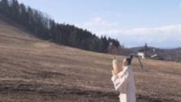 「雪よ、降れー」　ゲレンデに池の水をまいて降雪を祈る　戸隠スキー場で「雪乞祭」　寒波に期待し降雪機も稼働させオープン目指す