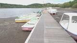 「異様…女神湖の水位が著しく低下　観光用のボート営業休止　少雨や雪不足が影響か　観光関係者「大きな痛手、しっかり雨降って」　長野・立科町」の画像1